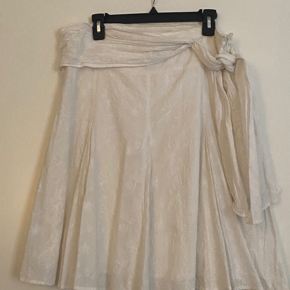 White flowy skirt